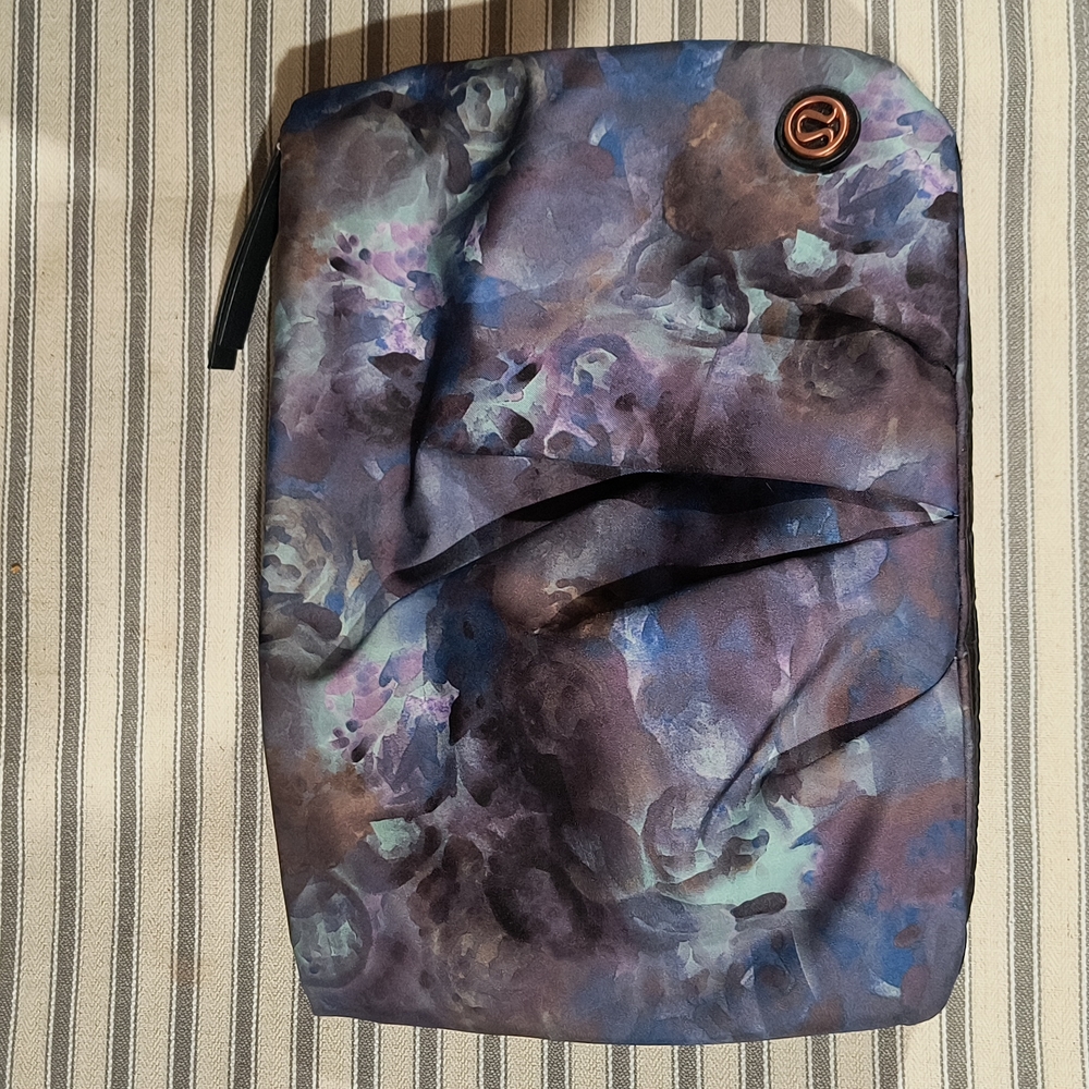 Like new Rare Lululemon crossbody bag with gold logo